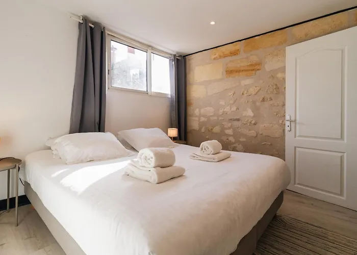 Notre Dame Apartment *